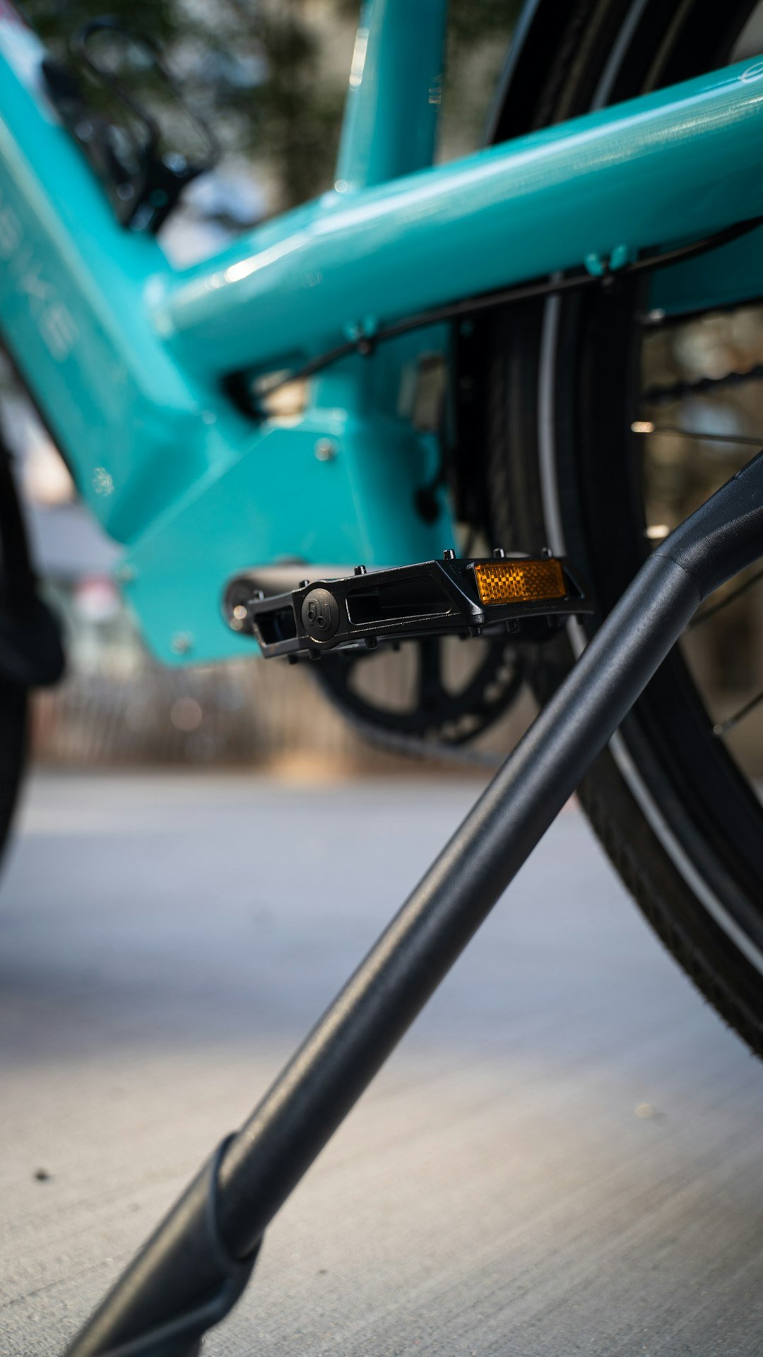a-close-up-of-a-cars-handlebars-krutlq9wmlw